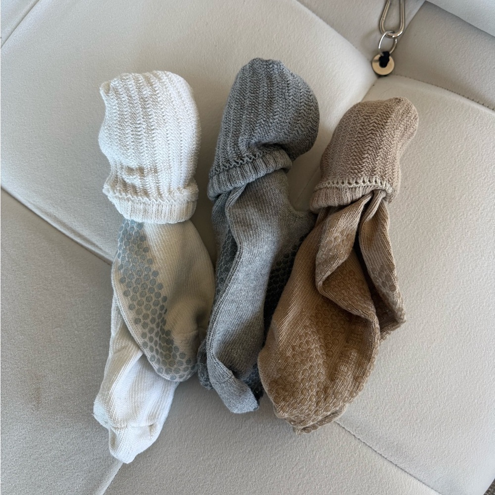 Slouchy pilates grip socks